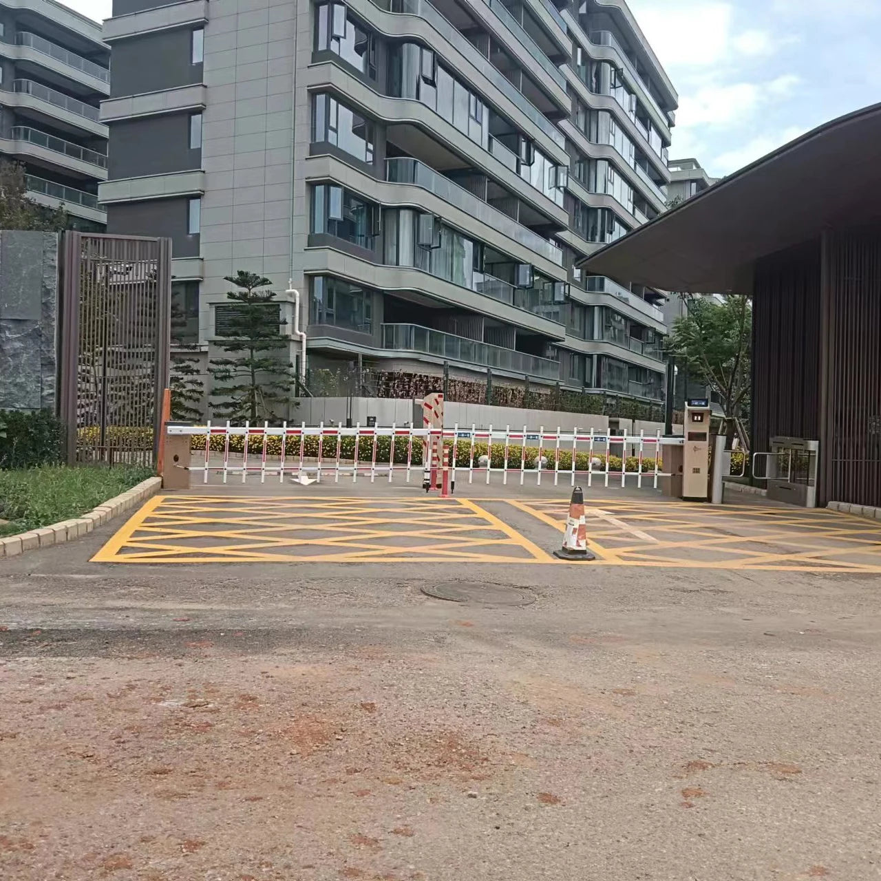 All-In-One New Generation License Plate Recognition Road Gate for Parking Lot Toll System Metal Traffic Barrier Lift Rod Fence